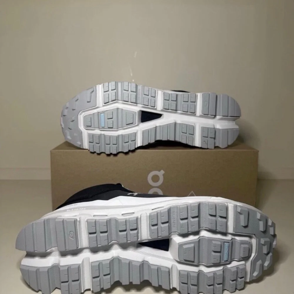 On Cloud Cloudhero Mid Waterproof Youth Size 6 Woman’s Size 7.5